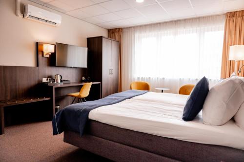 https://www.booking.com/hotel/nl/de-jong.nl.html?aid=311093&label=de-jong-8CafUIPAAYvCBAoUKQ0dGgS529018883750%3Apl%3Ata%3Ap1%3Ap2%3Aac%3Aap%3Aneg%3Afi%3Atikwd-343473905985%3Alp1010700%3Ali%3Adec%3Adm%3Appccp%3DUmFuZG9tSVYkc2RlIyh9YdnZzv7u3SiOX_j9-9uVkgY&sid=ee7fbd602fa6a93c91ff5e472f7446db&age=0&checkin=2026-06-26&checkout=2026-06-28&dest_id=-2140640&dest_type=city&dist=0&group_adults=2&group_children=0&hapos=1&hpos=1&no_rooms=1&req_adults=2&req_children=0&room1=A%2CA&sb_price_type=total&soh=1&sr_order=popularity&srepoch=1775561099&srpvid=b005503c3efd0063&type=total&ucfs=1&#no_availability_msg