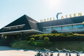 https://www.booking.com/hotel/nl/assen.nl.html?aid=311093&label=de-bonte-wever-eBvbQYk3Ff019_H8ehnVmgS410167253412%3Apl%3Ata%3Ap1%3Ap2%3Aac%3Aap%3Aneg%3Afi%3Atikwd-21291431288%3Alp1010700%3Ali%3Adec%3Adm%3Appccp%3DUmFuZG9tSVYkc2RlIyh9YdnZzv7u3SiOX_j9-9uVkgY&sid=ee7fbd602fa6a93c91ff5e472f7446db&all_sr_blocks=1046804_95128924_0_0_0_1375133&checkin=2026-06-26&checkout=2026-06-28&dest_id=-2140640&dest_type=city&dist=0&group_adults=2&group_children=0&hapos=3&highlighted_blocks=1046804_95128924_0_0_0_1375133&hpos=3&matching_block_id=1046804_95128924_0_0_0_1375133&no_rooms=1&req_adults=2&req_children=0&room1=A%2CA&sb_price_type=total&sr_order=popularity&sr_pri_blocks=1046804_95128924_0_0_0_1375133_78160&srepoch=1775560620&srpvid=ec344ef577ce0082&type=total&ucfs=1&